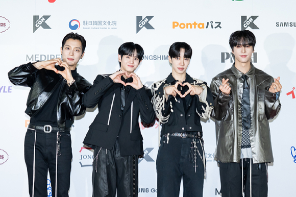 그룹 하이라이트가 지난 11일 일본 지바현 마쿠하리 멧세에서 개최된 '케이콘 재팬 2025(KCON JAPAN 2025)' 레드카펫 행사에서 포즈를 취하고 있다. [사진=CJ ENM]