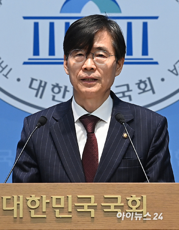 조경태 국민의힘 의원이 28일 서울 여의도 국회 소통관에서 정치 현안 관련 기자회견을 하고 있다. [사진=곽영래 기자]