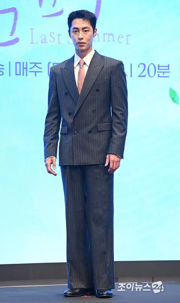 배우 이재욱이 29일 서울 구로구 더세인트에서 열린 KBS2TV 새 토일 '마지막 썸머' 제작발표회에서 포토타임을 갖고 있다. [사진=곽영래 기자]