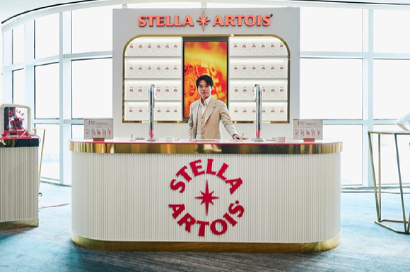 미쉐린 가이드 서울&부산 2026 발간 행사 스텔라 아르투아 브랜드 부스와 조영준 글로벌 드래프트 마스터. [사진=오비맥주]