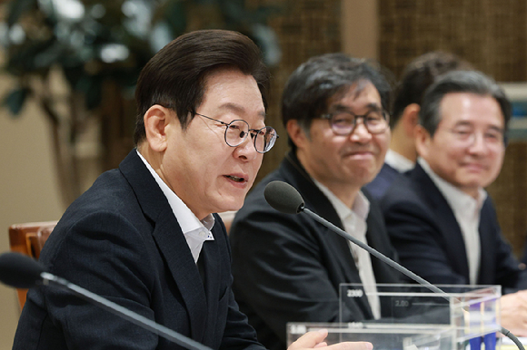 이재명 대통령이 13일 서울 용산 대통령실 청사에서 열린 나라재정 절약 간담회에서 발언하고 있다. 2025.8.13 [사진=연합뉴스]