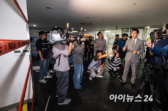 장동혁 국민의힘 대표가 8일 서울 송파구 올림픽공원 핸드볼 경기장에 진입해 선거 관련 용품들이 보관된 곳을 살펴보고 있다. 이날 대한체육회 산하 9개 종목 단체는 장비 반출을 위해 6&middot;3 지방선거 당시 개표소로 사용된 올림픽공원 핸드볼 경기장에 진입했다. 2026.09.08 사진공동취재단 [사진=사진공동취재단 ]