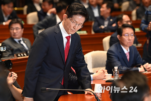 김문수 국민의힘 대선후보가 9일 서울 여의도 국회에서 열린 의원총회에서 인사말을 마친 뒤 자리에 착석하고 있다. [사진=곽영래 기자]