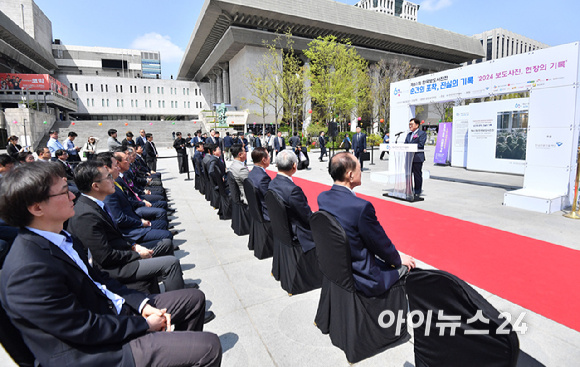 21일 서울 종로구 광화문 광장에서 열린 제61회 한국보도사진전 '순간의 포착, 진실의 기록' 개막식에서 참석자들이 개막을 알리는 커팅식을 하고 있다. 왼쪽부터 유인촌 문화체육관광부 장관, 권영세 국민의힘 비상대책위원장, 이호재 한국사진기자협회장, 우원식 국회의장, 박찬대 더불어민주당 대표 직무대행 겸 원내대표, 오세훈 서울시장. [사진=사진공동취재단]
