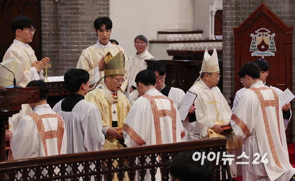 1일 서울 중구 명동대성당에서 열린 2024년 천주교 서울대교구 부제 서품식에서 정순택 대주교를 비롯한 교구 주교·사제단이 부제 수품자들에게 복음집을 수여하고 있다. [사진=사진공동취재단]