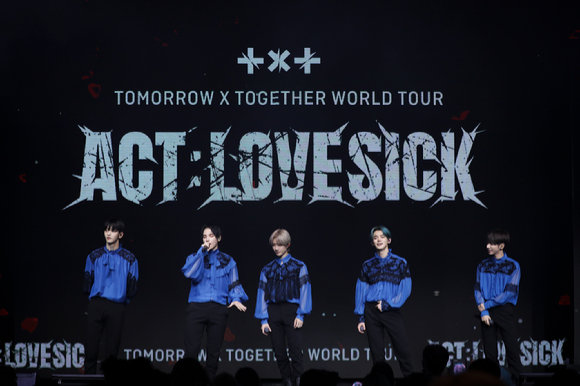 투모로우바이투게더가 시카고에서 열린 단독 콘서트 무대에 올랐다. [사진=빅히트뮤직]