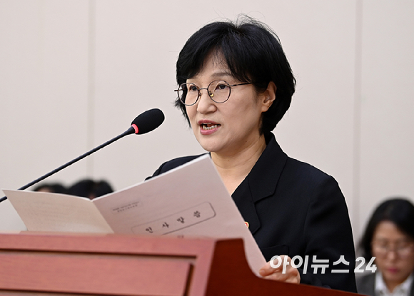원민경 성평등가족부 장관이 28일 서울 여의도 국회애서 열린 성평등가족위원회의 성평등가족부 등에 대한 국정감사에서 업무보고를 하고 있다. [사진=곽영래 기자]