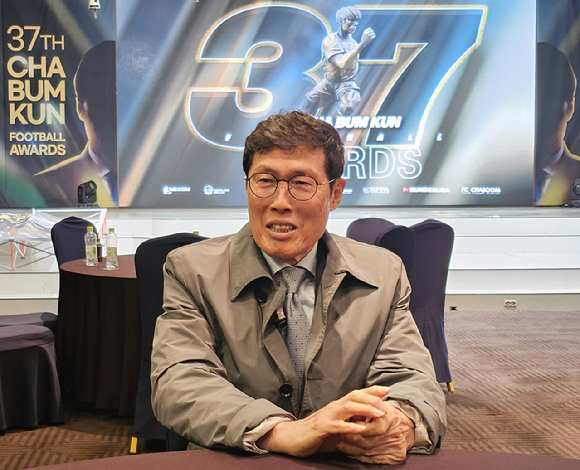 차범근 전 감독이 지난 20일 서울 종로구 HW컨벤션센터 크리스탈홀에서 열린 제37회 차범근축구상 시상식이 끝난 뒤 취재진과 만나 인터뷰하고 있다. [사진=연합뉴스]