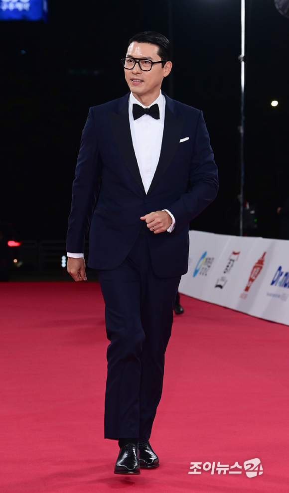 배우 현빈이 19일 오후 서울 영등포구 여의도 KBS홀에서 열린 제46회 청룡영화상 레드카펫 행사에 참석하고 있다. [사진=정소희 기자]