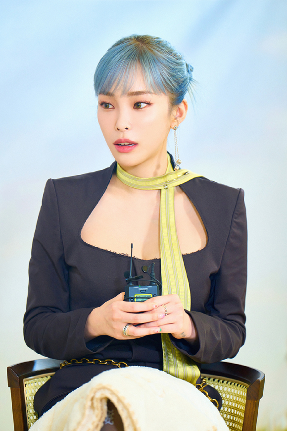 가수 헤이즈가 30일 오후 온라인으로 진행된 두 번째 정규앨범 '언두'(Undo) 발매 기념 기자간담회에서 인사말을 하고 있다. [사진=피네이션(P NATION)]