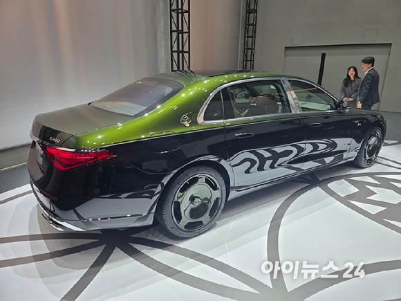 메르세데스-벤츠 코리아가 25일 서울 종로구 북촌 '푸투라서울'에서'메르세데스-마이바흐 S-클래스 V12 에디션'을 공개하고 있다. [영상=김종성 기자]