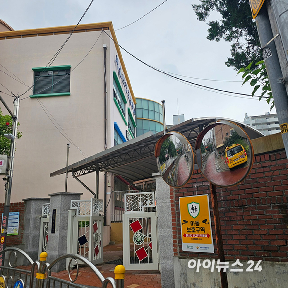 서울 송파구 풍납동의 '창의마을 풍납캠프' 부지 내 시설물이 철거되고 부지를 둘러싼 담벼락만 남아 있다. 2025.07.16 [사진=이효정 기자 ]