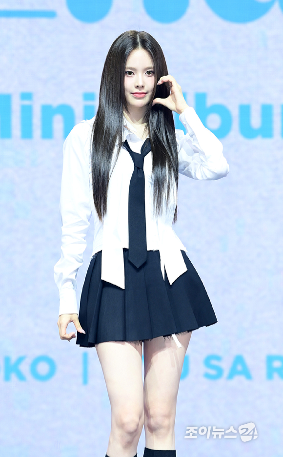 그룹 이즈나 방지민이 25일 오후 서울 광진구 광장동 예스24라이브홀에서 열린 izna(이즈나) 미니 1집 'N/a' 발매 기념 데뷔 쇼케이스에 참석해 포토타임을 갖고 있다. [사진=정소희 기자]