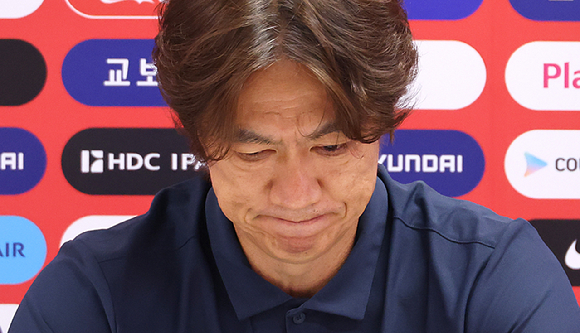 2026 국제축구연맹(FIFA) 북중미 월드컵 조별리그 탈락의 여파로 홍명보 감독에 대한 비판 여론이 들끓는 가운데, 한 정신과에서 '홍명보 출입환영'이라는 안내문을 붙여 화제가 되고 있다. [사진=스레드 캡처]
