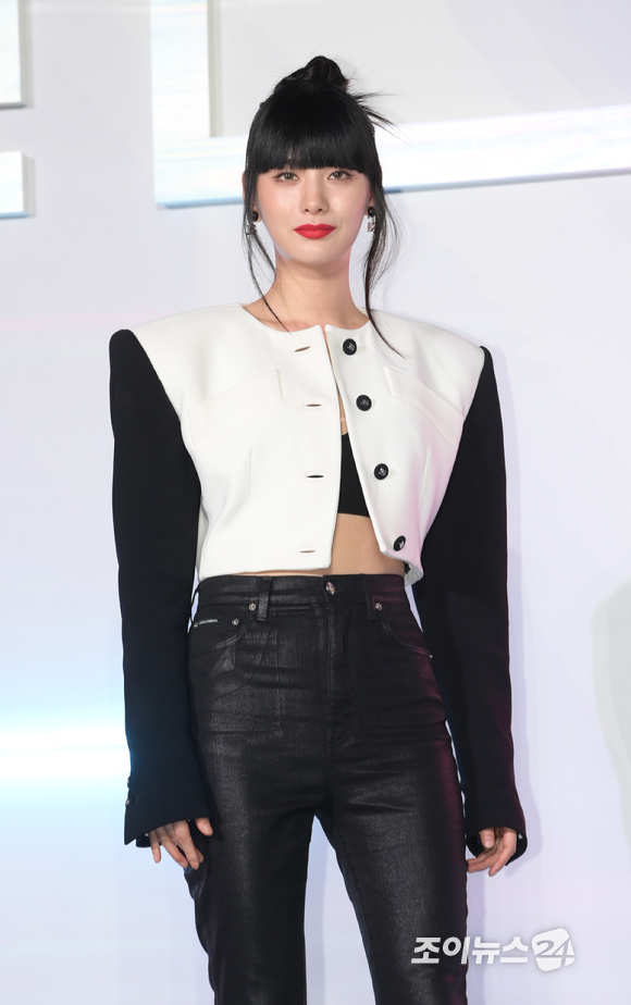 배우 나나가 27일 오전 서울 CGV 용산아이파크몰에서 열린 넷플릭스 '글리치' 제작발표회에 참석해 포토타임을 갖고 있다.