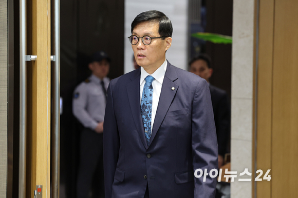 이창용 한국은행 총재가 17일 서울 중구 한국은행에서 열린 금융통화위원회 통화정책방향 회의를 주재하고 있다. [사진=사진공동취재단]