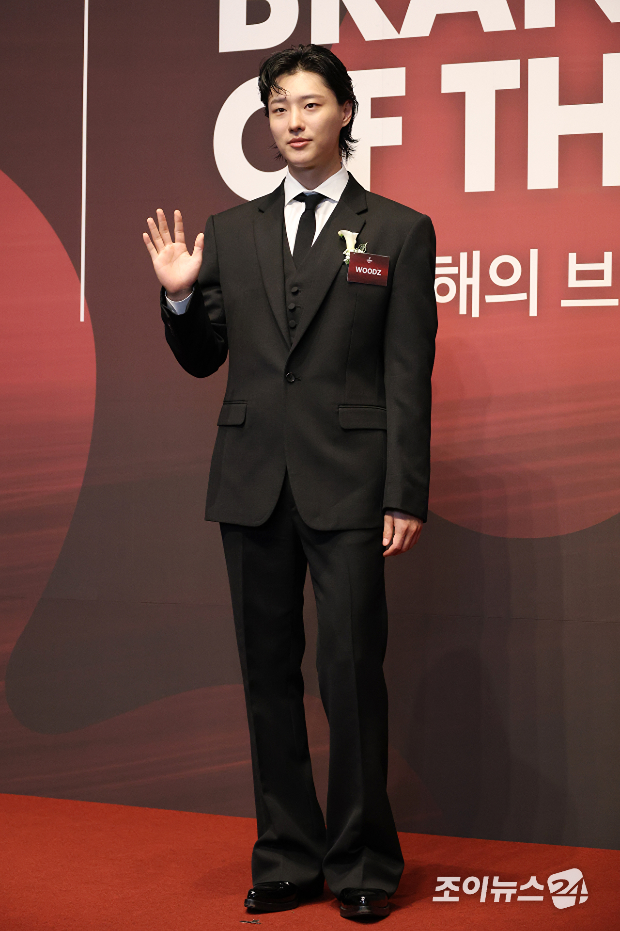 가수 우즈가 1일 오전 서울 중구 신라호텔에서 진행된 '2026 올해의 브랜드 대상' 포토월 행사에 참석해 포즈를 취하고 있다. [사진=문수지 기자]