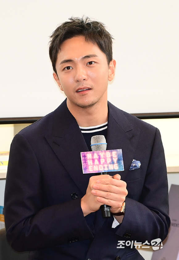 박천휴 작가와 한경숙 프로듀서(NHN링크 공연 제작 이사)가 24일 오후 서울 중구 명동1가 커뮤니티하우스 마실에서 열린 뮤지컬 '어쩌면 해피엔딩' 토니어워즈 수상 기념 기자간담회에 참석하고 있다. [사진=정소희 기자]