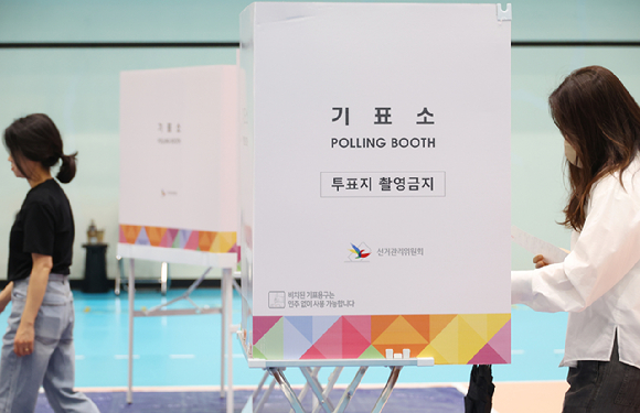 제21대 대통령 선거일인 지난 3일 서울 강남구 매봉산실내배드민턴장에 마련된 도곡1동제5투표소에서 유권자가 투표하고 있다. [사진=연합뉴스]