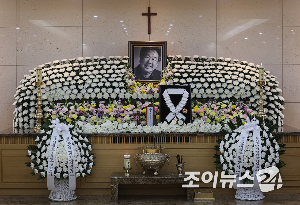30일 서울 송파구 아산병원 장례식장에 배우 최불암의 빈소가 마련됐다. [사진=사진공동취재단]