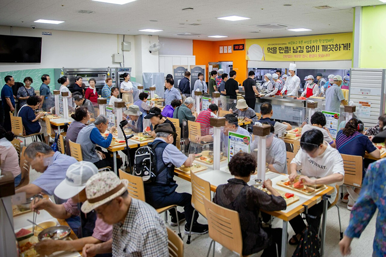 과천시장애인복지관 초복맞이 특식 이벤트 봉사활동 전경. [사진=아워홈 제공]