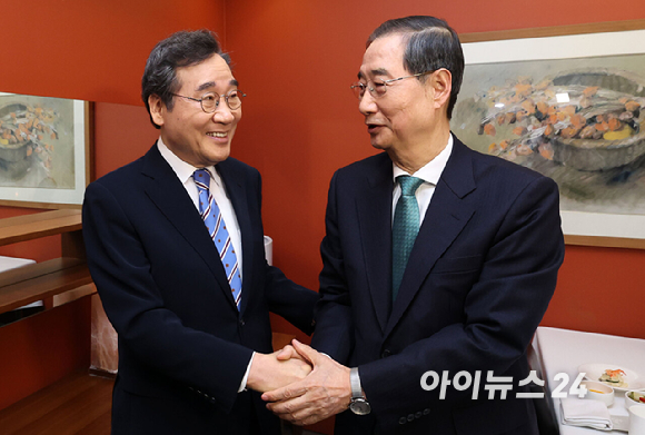 한덕수 무소속 대통령선거 예비후보(오른쪽)와 이낙연 전 국무총리가 6일 오전 서울 중구 한 음식점에서 오찬 회동을 갖고 있다. [사진=정소희 기자]
