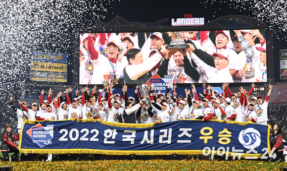 8일 오후 인천 SSG 랜더스필드에서 2022 KBO리그 포스트시즌 한국시리즈 키움 히어로즈 대 SSG 랜더스의 6차전 경기가 열렸다. SSG 선수들이 4-3으로 승리하며 한국시리즈 우승을 차지한 후 기뻐하고 있다. [사진=김성진 기자]
