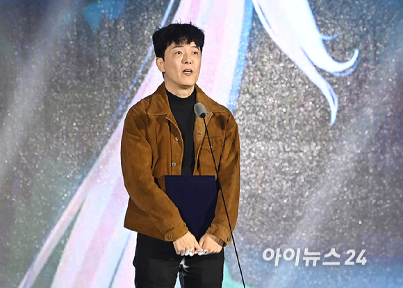 기술&middot;창작상 기획/시나리오&사운드 부분을 수상한 데브캣 김동건 대표가 12일 오후 부산 해운대구 벡스코에서 열린 '2025 대한민국 게임대상'에서 소감을 전하고 있다. [사진=곽영래 기자]
