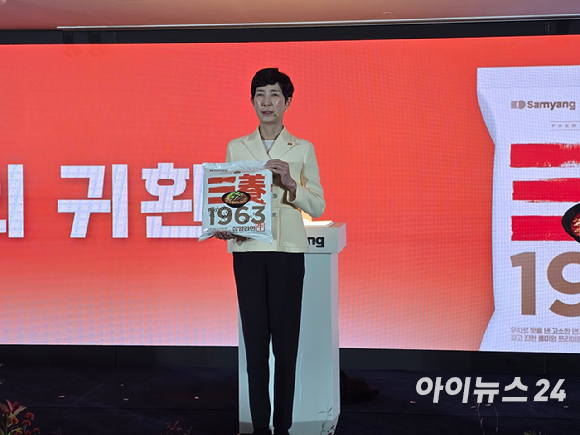 김정수 삼양식품 부회장이 3일 열린 기자간담회에서 우지를 사용한 신제품 '삼양 1963'을 소개하고 있다. [사진=전다윗 기자]
