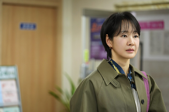 배우 명세빈이 JTBC '김 부장 이야기' 종영 인터뷰에 앞서 사진 촬영을 하고 있다. [사진=코스모엔터테인먼트]