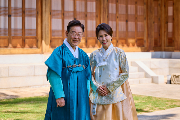 이재명 대통령은 25일 공개된 유튜브 영상을 통해 추석 명절 인사를 전했다. [사진=청와대]