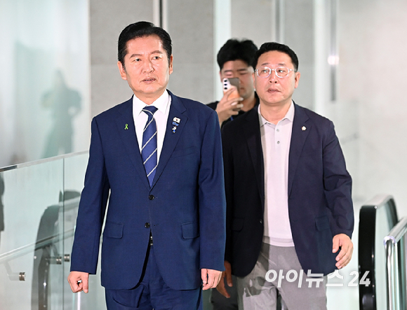 정청래 더불어민주당 당대표 후보가 12일 서울 여의도 국회 소통관에서 기자회견을 위해 이동하고 있다. [사진=곽영래 기자]