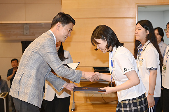 26일 최재훈 달성군수가 장학금을 수여하고 있다. [사진=달성군]