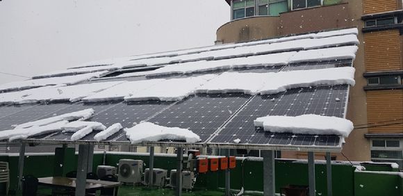 지난해 12월 23일 광주에 있는 전국태양광발전협회의 태양광 패널 위에 눈이 쌓여 있다. [사진=전국태양광발전협회]