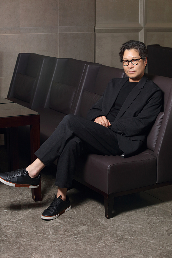 배우 유재명이 영화 '행복의 나라' 인터뷰에서 포즈를 취하고 있다. [사진=NEW]