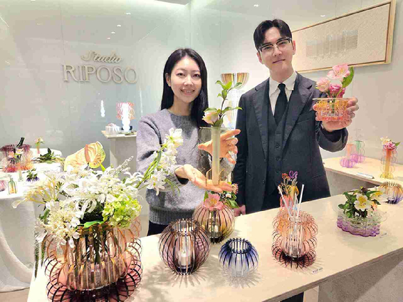 서울 갤러리아명품관에서 모델들이 '스튜디오 리포소' 아크릴 제품을 소개하는 모습. [사진=갤러리아백화점]