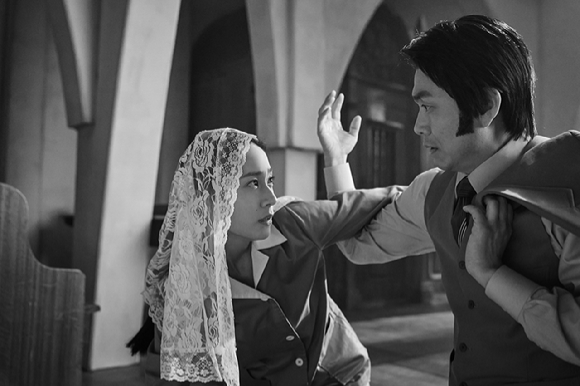 배우 정수정이 영화 '거미집'(감독 김지운) 인터뷰에 앞서 포즈를 취하고 있다. [사진=바른손이앤에이]