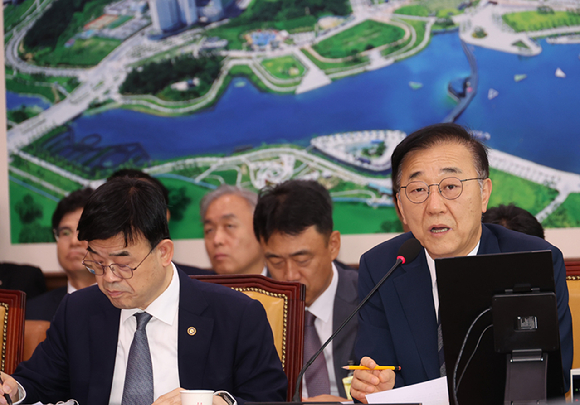 김윤덕 국토교통부 장관이 19일 서울 여의도 국회에서 열린 국토교통위원회 전체회의에서 의원 질의에 답하고 있다. [사진=연합뉴스]