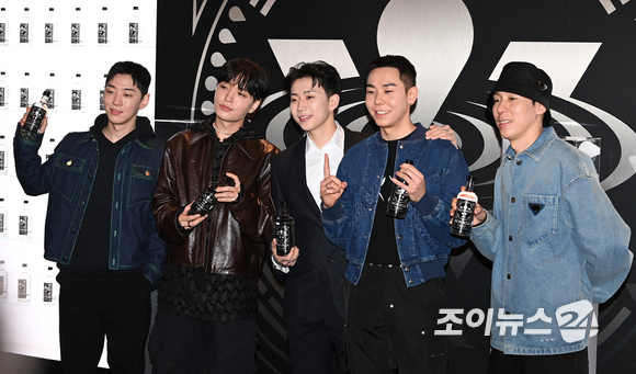 가수 그레이, 쌈디, 박재범, 로꼬, DJ펌킨(왼쪽부터)이 25일 오전 서울 영등포구 여의도동 더 현대 서울에서 열린 원소주 팝업스토어 오픈 행사에 참석해 포즈를 취하고 있다. [사진=김성진 기자]