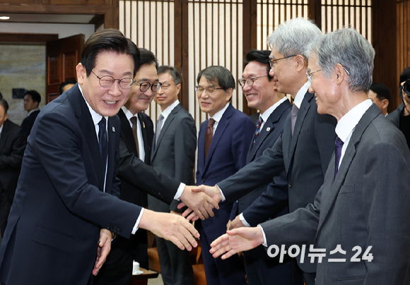 시정연설을 위해 국회를 방문한 이재명 대통령(왼쪽)이 4일 국회의장접견실에서 열린 환담에서 조희대 대법원장(오른쪽)과 악수하고 있다. [사진=국회사진기자단]