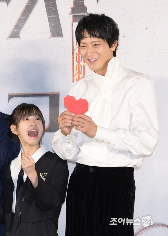 배우 박소이와 강동원이 22일 오전 서울 용산구 CGV용산아이파크몰에서 열린 영화 '천박사 퇴마 연구소: 설경의 비밀'(감독 김성식) 제작보고회에 참석하고 있다. [사진=정소희 기자]