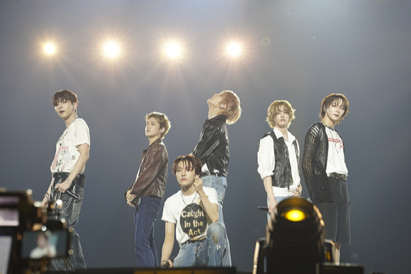 그룹 보이넥스트도어가 지난 10일 일본 지바현 마쿠하리 멧세에서 개최된 '케이콘 재팬 2025(KCON JAPAN 2025)' 엠카운트다운 무대에서 열띤 공연을 펼치고 있다. [사진=CJ ENM]