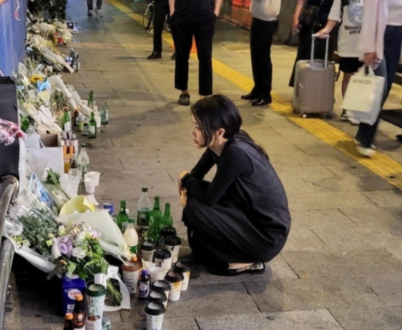 김건희 여사가 지난 3일 밤 서울 시청역 역주행 사고 현장 추모공간을 찾아 헌화한 것으로 밝혀졌다. 사진은 다수 온라인 커뮤니티에 공유된 김 여사의 현장방문 사진. [사진=온라인 커뮤니티]