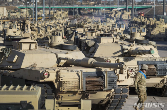 지난 2016년 미국 콜로라도 스프링스의 포트 카슨에 M1 에이브람스 탱크들이 서 있다. [사진=뉴시스]