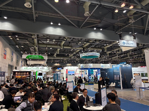 김성환 기후에너지부 장관(첫줄 왼쪽에서 8번째)을 비롯한 귀빈들이 월드 하이드로젠 엑스포 2025 개막식 이후 기념촬영을 하고 있다. [사진=이한얼 기자]