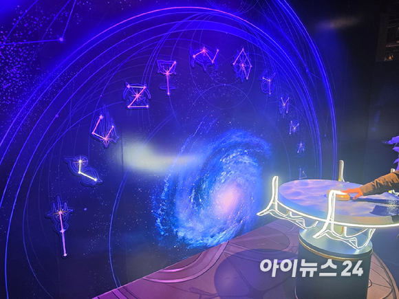 붕괴 스타레일 전시장 구역 5 메인 영상관. 3년간의 여정을 담은 영상이 나오고 있다. [사진=곽민구 기자]