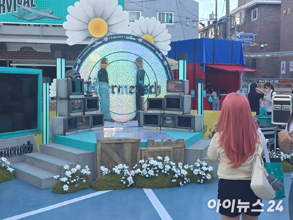 11일 서울 성수동에 위치한 크래프톤의 복합문화공간 '펍지 성수'에서 게임 배틀그라운드와 K팝 아티스트 지드래곤의 협업 기념 오프라인 행사가 열리고 있다. 사진은 게임 내 공간을 형상화한 포토존. [사진=박정민 기자]
