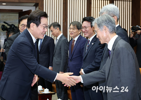 시정연설을 위해 국회를 방문한 이재명 대통령(왼쪽)이 4일 국회의장접견실에서 열린 환담에서 조희대 대법원장(오른쪽)과 악수하고 있다. [사진=국회사진기자단]