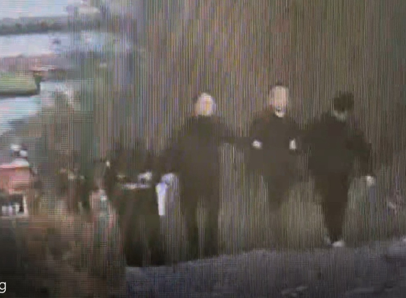 장기 실종 여성을 살해한 혐의로 긴급 체포된 50대 김모 씨가 지난 26일 오후 충북 충주호에서 경찰에 실종 여성의 차량을 유기한 지점을 밝힌 뒤 다시 호송되고 있다. [사진=독자제공, 연합뉴스]