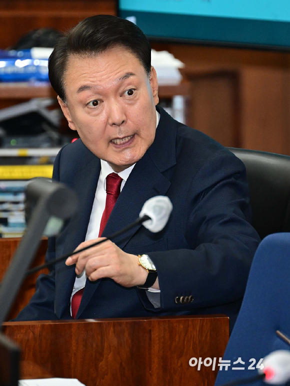 윤석열 전 대통령이 21일 서울 서초동 서울중앙지법에서 열린 내란 우두머리 혐의 형사재판 2번째 공판에 출석하고 있다. [사진=사진공동취재단]
